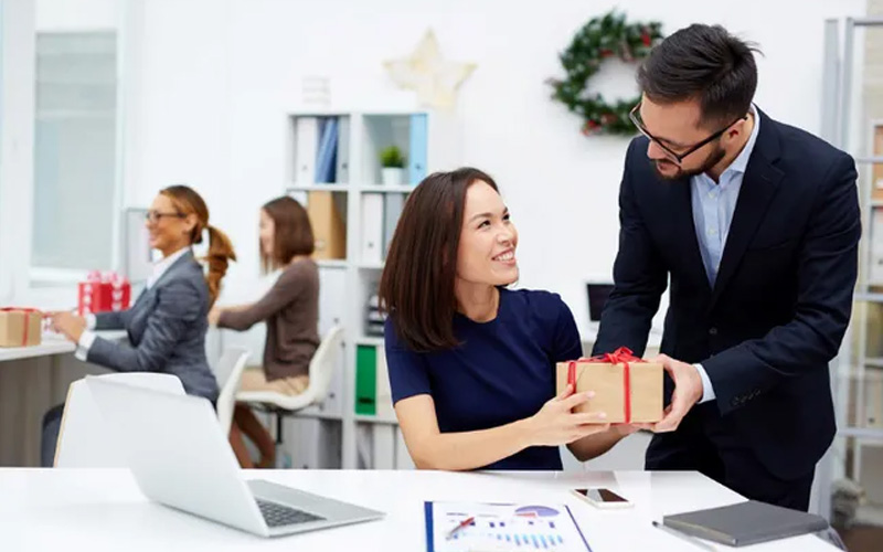 Tặng quà chia tay sếp nữ