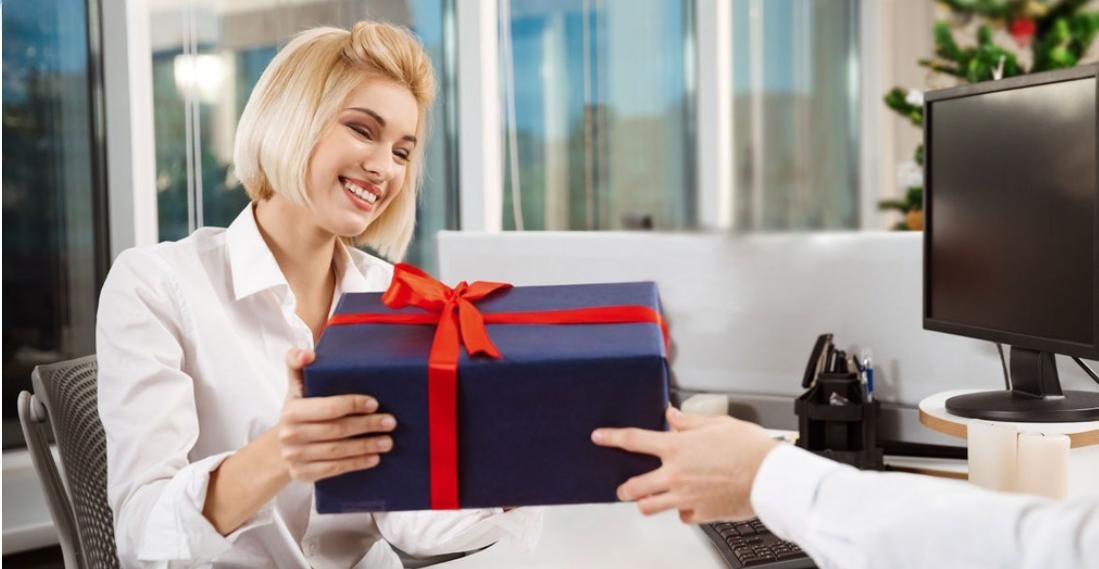 Tặng quà cho sếp nữ