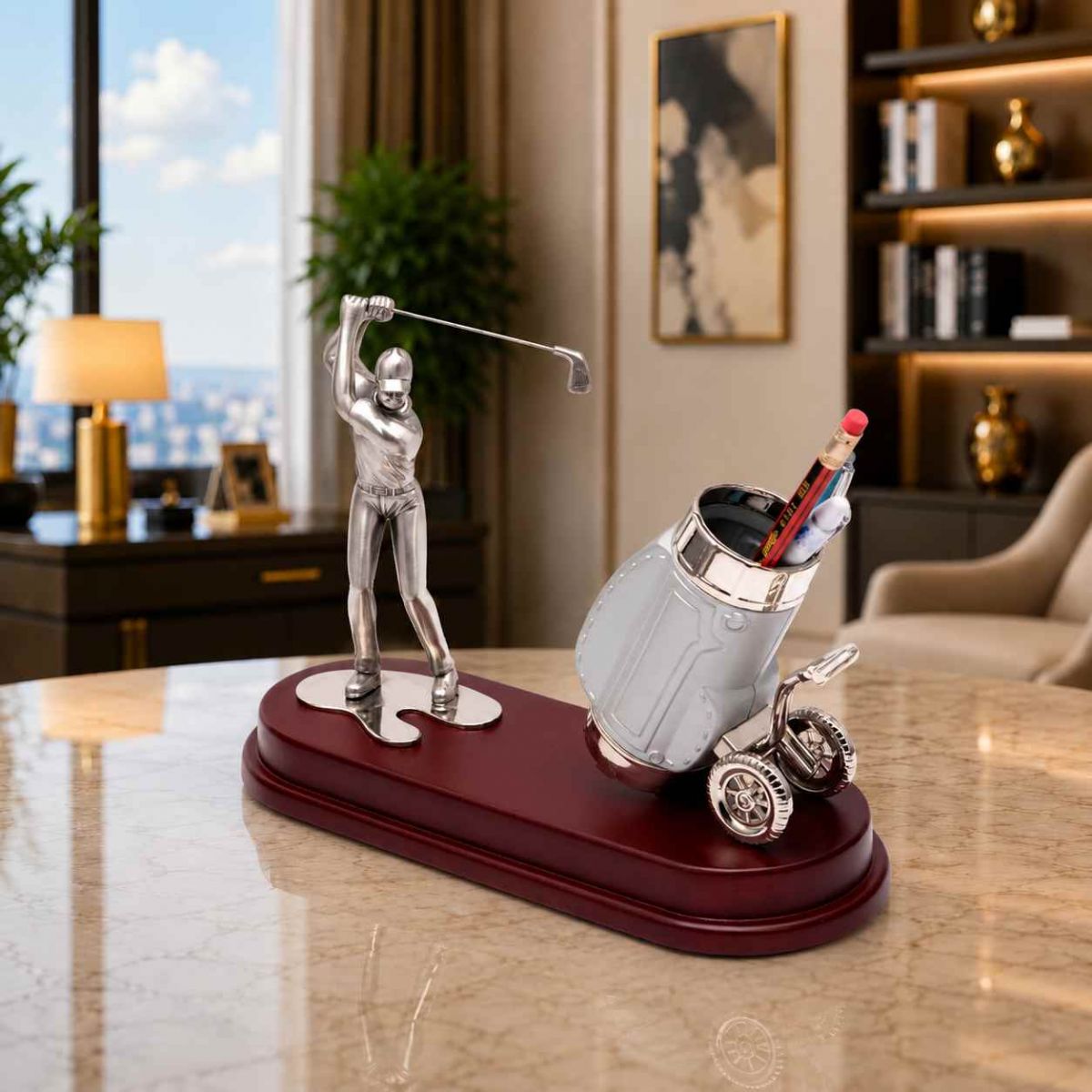 Quà tặng golf để bàn cao cấp với tượng golfer và hộp đựng bút hình túi golf trên đế gỗ sang trọng.