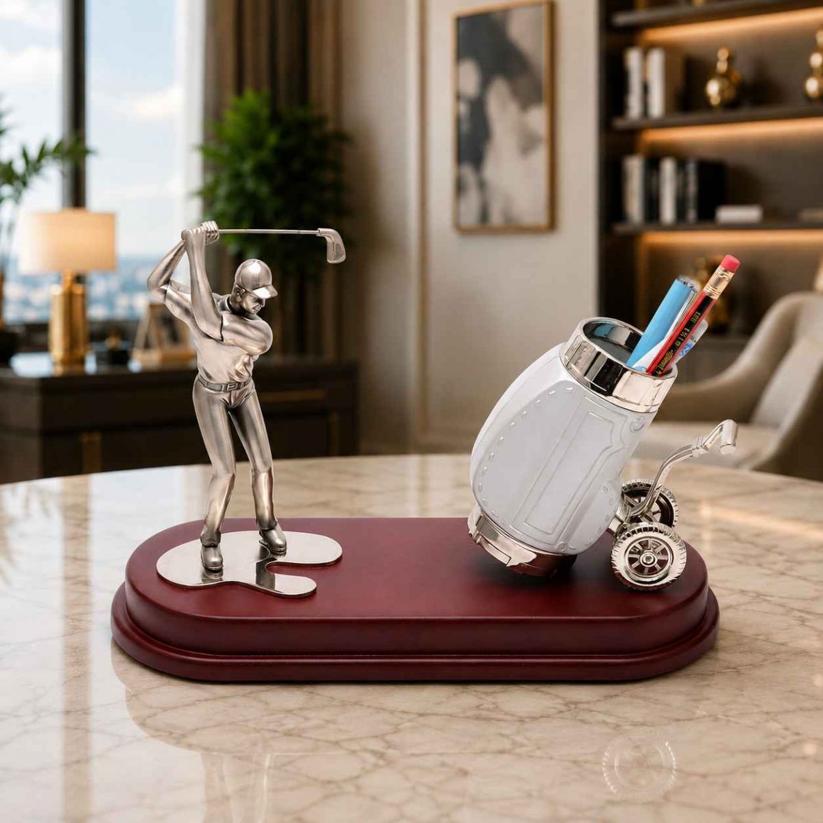 Quà tặng golf để bàn cao cấp với tượng golfer và hộp đựng bút hình túi golf trong không gian làm việc sang trọng. Quà tặng golf để bàn cao cấp với tượng golfer và hộp đựng bút hình túi golf trong không gian làm việc sang trọng.