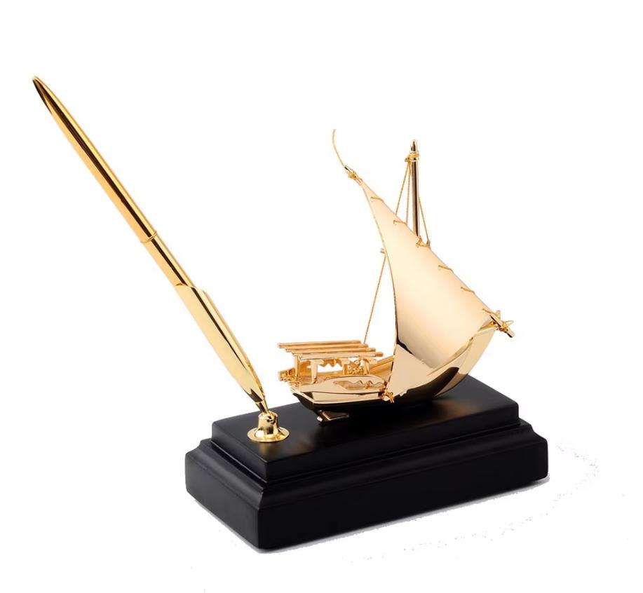 Mô hình thuyền buồm dát vàng biểu tượng sự vững chãi phát triển