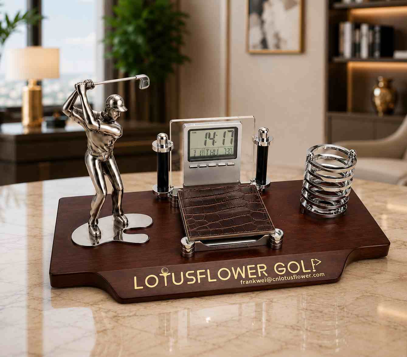 Quà tặng golf để bàn cao cấp với tượng golfer, đồng hồ điện tử, khay ghi chú và ống cắm bút trên đế gỗ sang trọng.