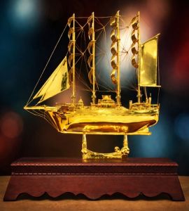 Mô hình thuyền buồm mạ vàng cỡ đại 