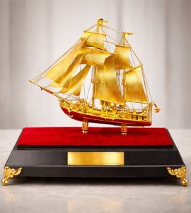 Mô hình thuyền buồm mạ vàng cỡ trung MS 02