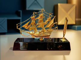 Mô hình thuyền buồm mạ vàng tại Thừa Thiên Huế