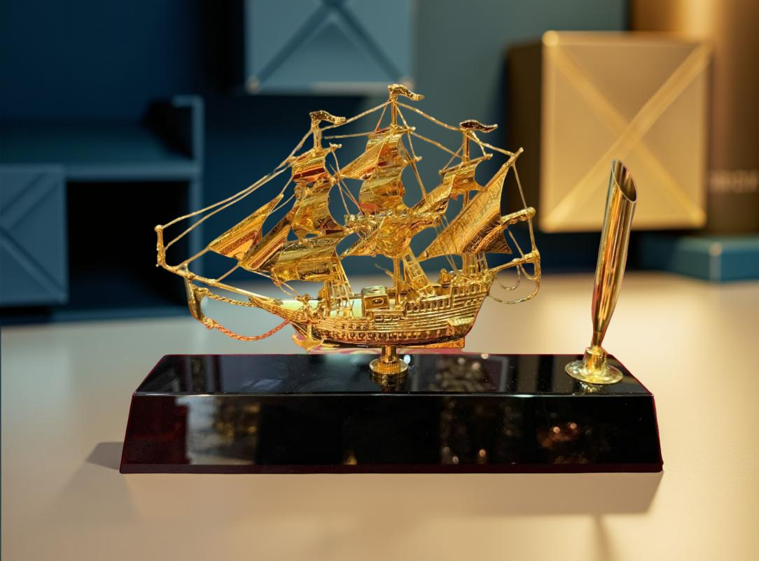 Mô hình thuyền buồm mạ vàng tại Quảng Trị