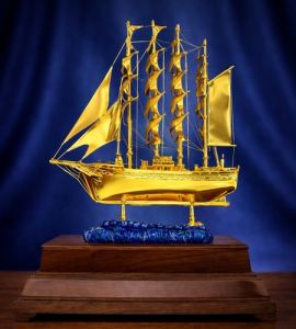 Mô hình thuyền buồm mạ vàng cỡ đại 