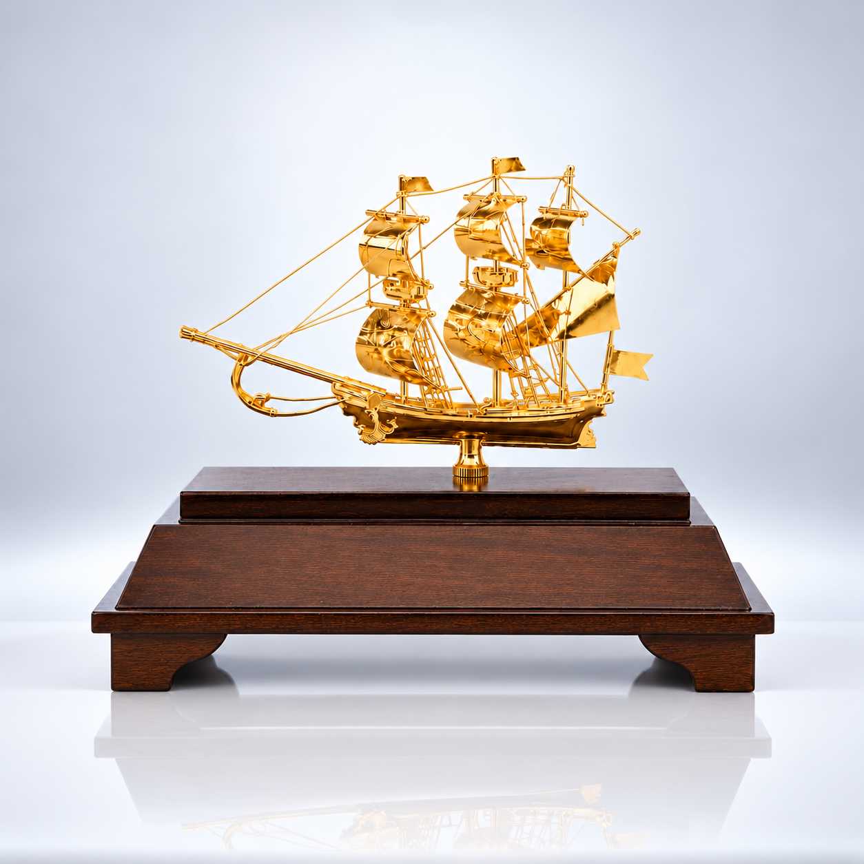 Mô hình thuyền buồm mạ vàng quà tặng tân gia