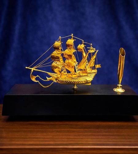Mô hình thuyền buồm phong thuỷ dát vàng 24k - 09