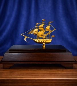 Mô hình thuyền buồm phong thuỷ mạ vàng 24k - 10