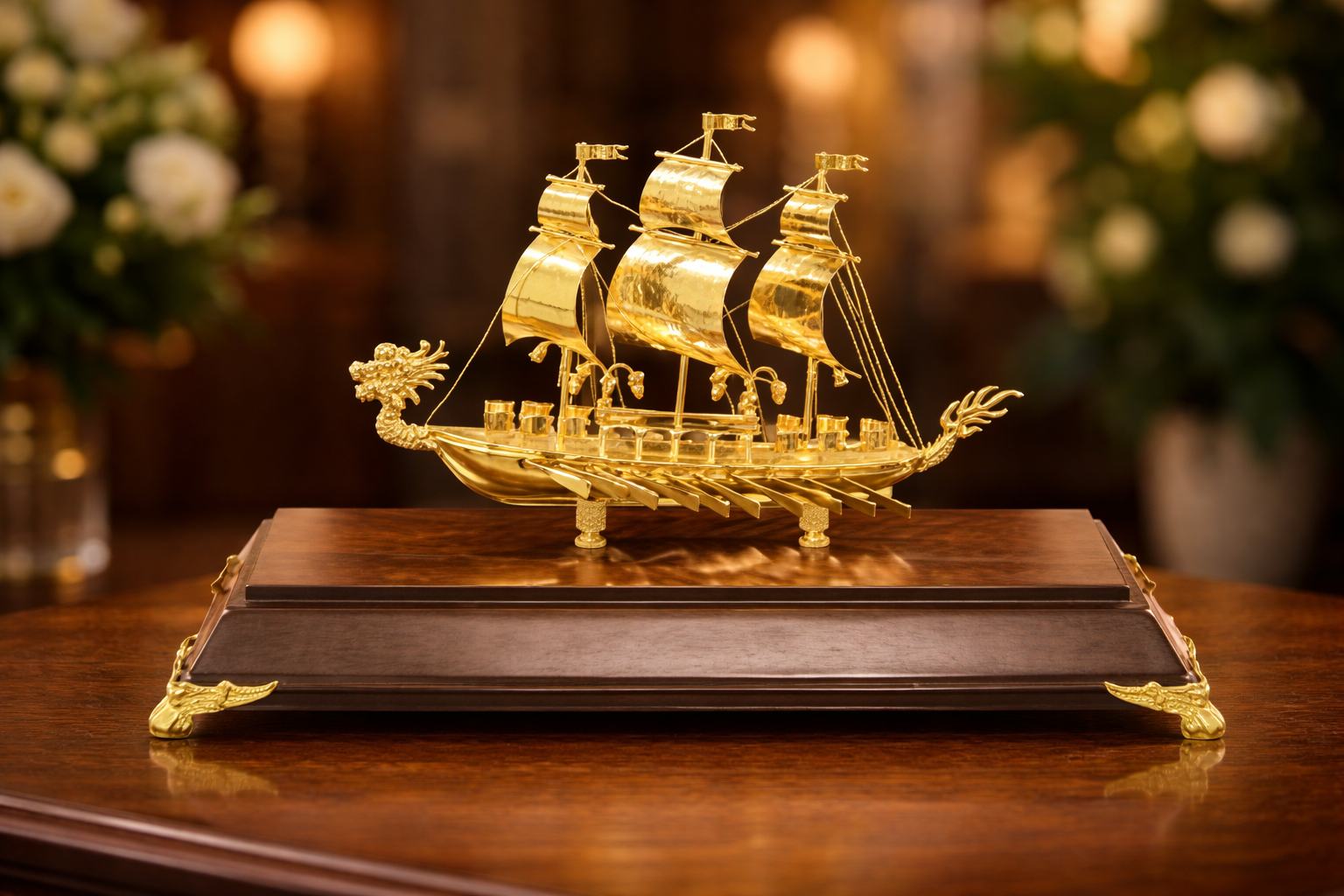 mô hình thuyền buồm mạ vàng làm điểm nhấn nội thất