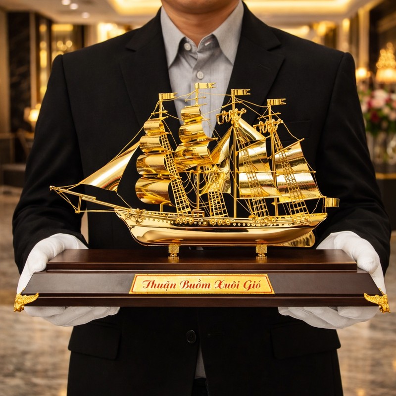 mô hình thuyền buồm mạ vàng đặt hướng vào nhà hút tài lộc