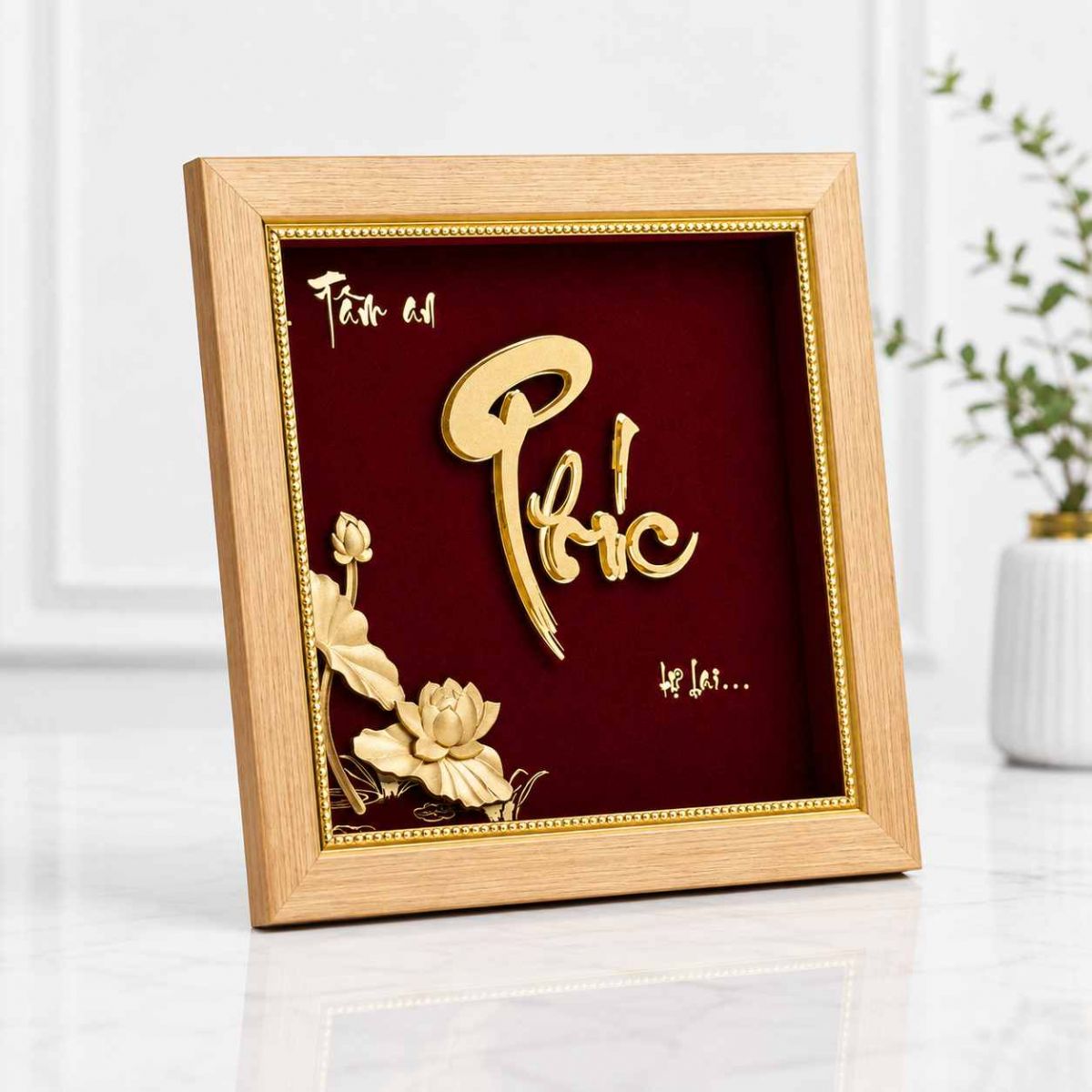 Tranh chữ Phúc mạ vàng họa tiết hoa sen nền đỏ khung gỗ sang trọng Tranh chữ Phúc mạ vàng họa tiết hoa sen nền đỏ khung gỗ sang trọng