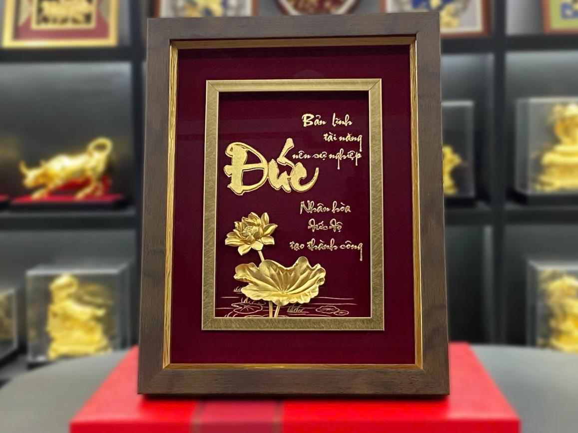 Hình ảnh trang mạ vàng chữ đức