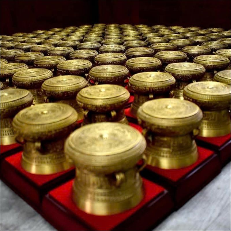 trống đồng mạ vàng
