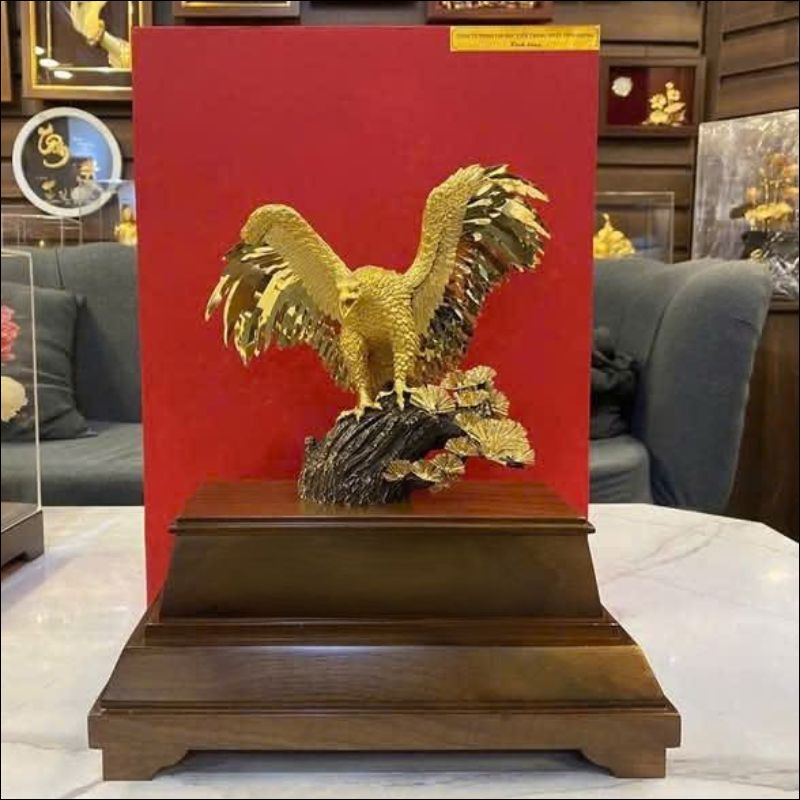 tượng đại bàng mạ vàng