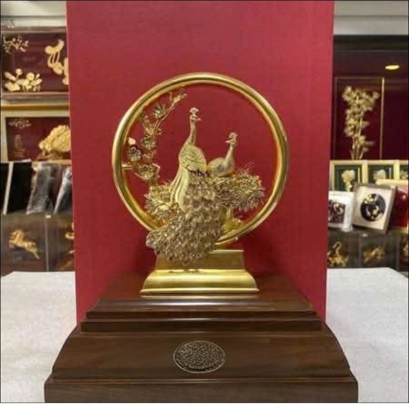tượng đôi chim công mạ vàng