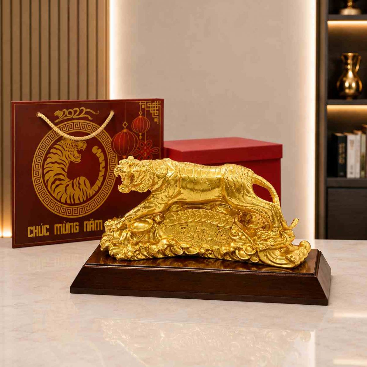 Tượng hổ mạ vàng 24K phong thủy trên đế gỗ cao cấp, trưng bày trong không gian sang trọng