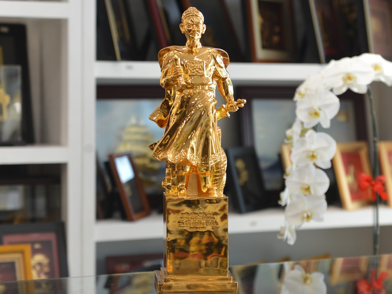 Hình ảnh tượng Trần Hưng Đạo mạ vàng