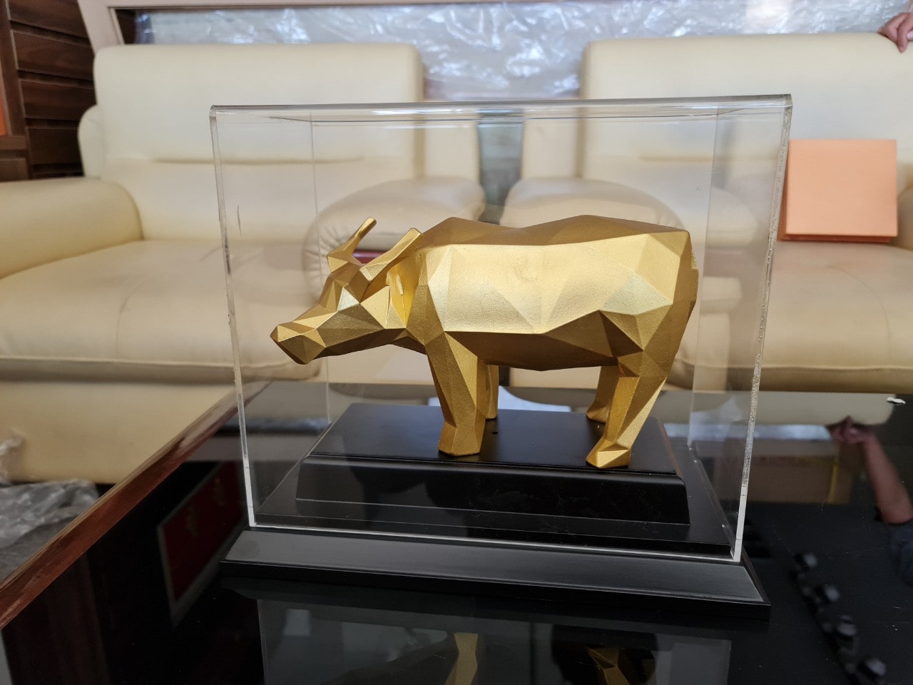 Hình ảnh tượng trâu mạ vàng