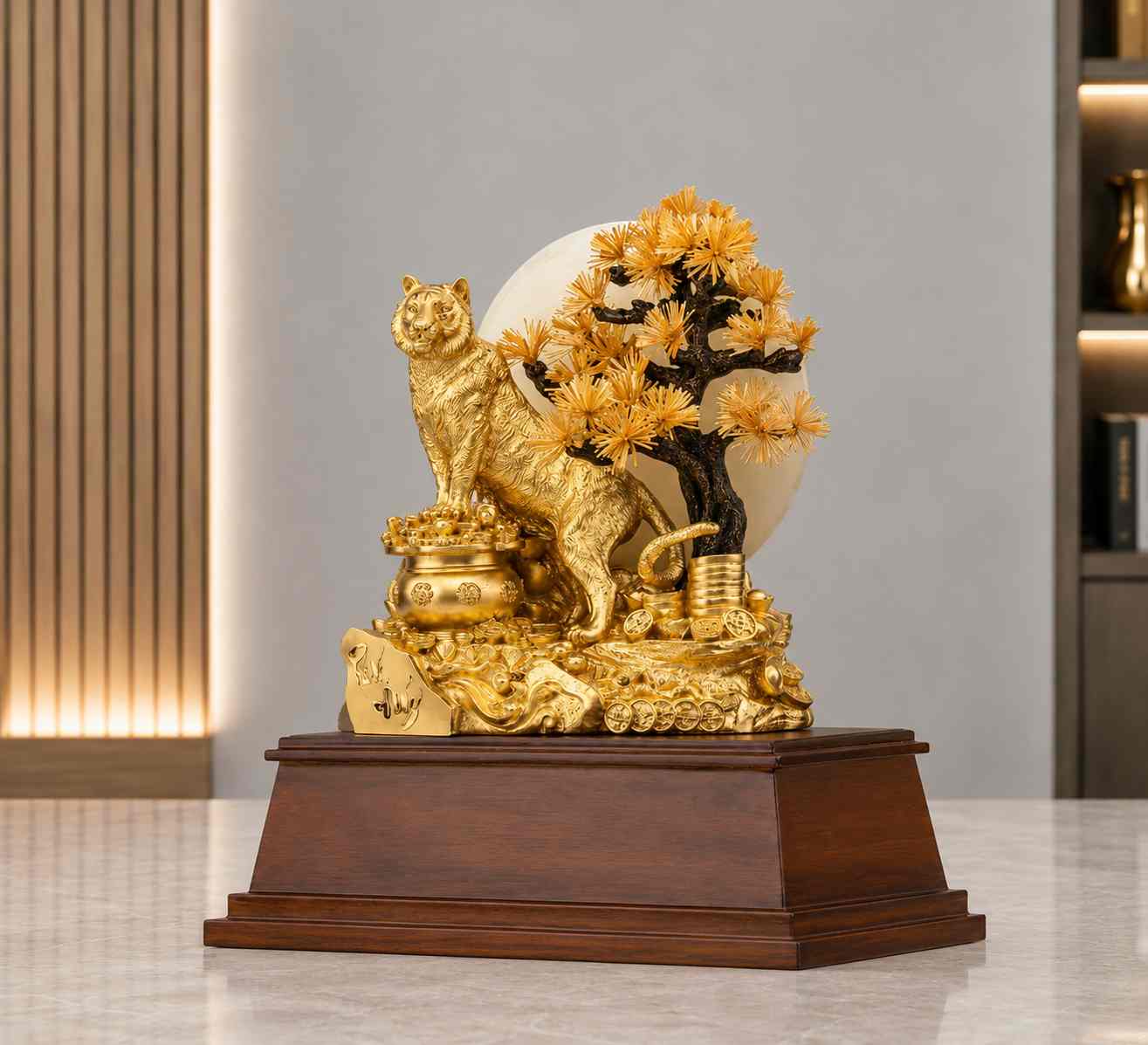 Tượng hổ mạ vàng phong thủy bên cây tùng và tài lộc, đặt trên đế gỗ cao cấp.