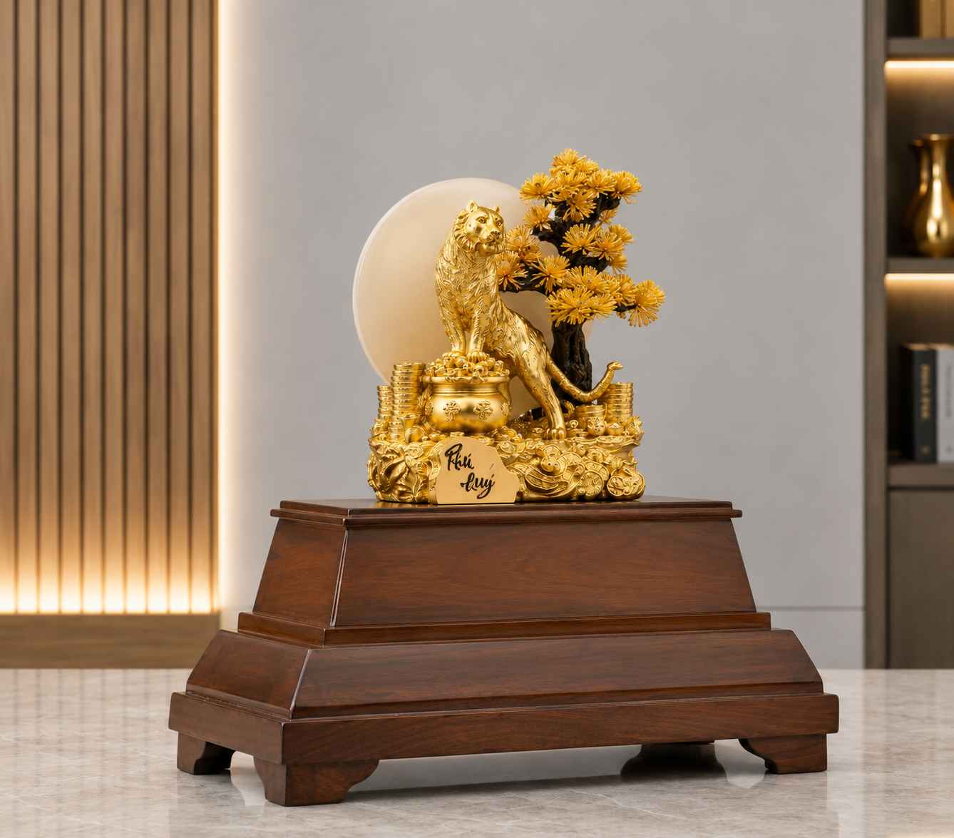 Tượng hổ Phú Quý mạ vàng cao cấp trên đế gỗ, trang trí cây tùng và biểu tượng tài lộc.